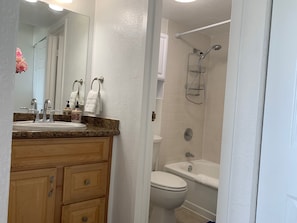 Shower, hair dryer, towels - Tropical Paradise Getaway Ocean & Lush Tropical Views Pool, BBQ & WI-FI Inn on the Park 1503 (Honolulu)