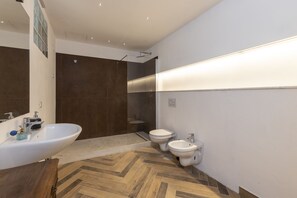 Bruser, bidet, håndklæder