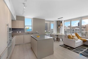 Televisión y oficina 