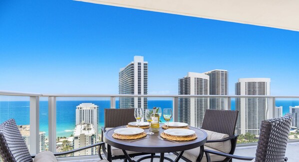 Outdoor dining - Luxury 2Br- Front Ocean & Bay View|Amazing Pools (Hollywood)