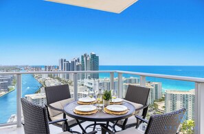 Outdoor dining - Luxury 2Br- Front Ocean & Bay View|Amazing Pools (Hollywood)