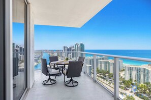 Outdoor dining - Luxury 2Br- Front Ocean & Bay View|Amazing Pools (Hollywood)