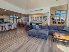 TV, caminetto, libri, videoteca