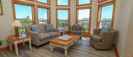 Fernseher, Kamin, Bücher, Videothek