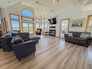 TV, caminetto, libri, videoteca