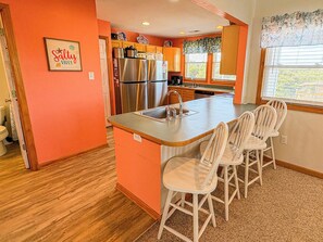 Frigorifero, microonde, forno, piano cottura