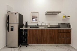 Réfrigérateur, micro-ondes, plaque de cuisson, cafetière/bouilloire