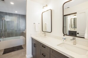 وحدات دش مع أحواض استحمام، مجففات شعر، مناشف