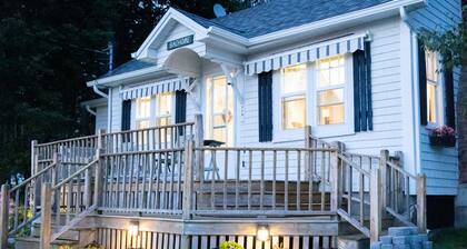 Cozy Cottage Overlooking the Water