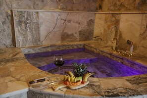 Panoramic Suite, Terrace | Jetted tub - The Calypso Cave (Ürgüp)