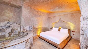 Executive Suite, Private Pool | Cadar kapas Mesir, peralatan tempat tidur premium, bar mini