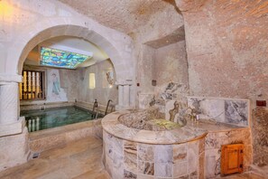 Executive Suite, Private Pool | Egyptian cotton sheets, premium bedding, minibar, in-room safe -  The Calypso Cave (Ürgüp)