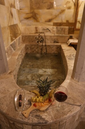 Family Room | Egyptian cotton sheets, premium bedding, minibar, in-room safe - The Calypso Cave (Ürgüp)