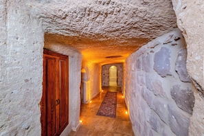 Executive Suite, Private Pool | Egyptian cotton sheets, premium bedding, minibar, in-room safe -  The Calypso Cave (Ürgüp)