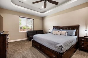 4 bedrooms, desk, iron/ironing board, travel cot - DUNE-OUR-THING, PRIVATE POOL, BBQ, BASKETBALL, PUTTING GREEN, SAND HOLLOW (Hurricane)