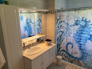 Een douche, handdoeken, toiletpapier