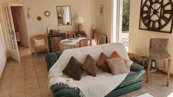 Televisie, een tafeltennistafel en boeken