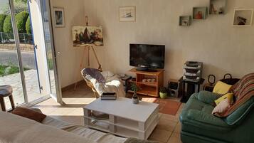 Télévision, table de tennis de table, livres