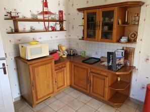 Een koelkast, een microgolfoven, een oven, een kookplaat