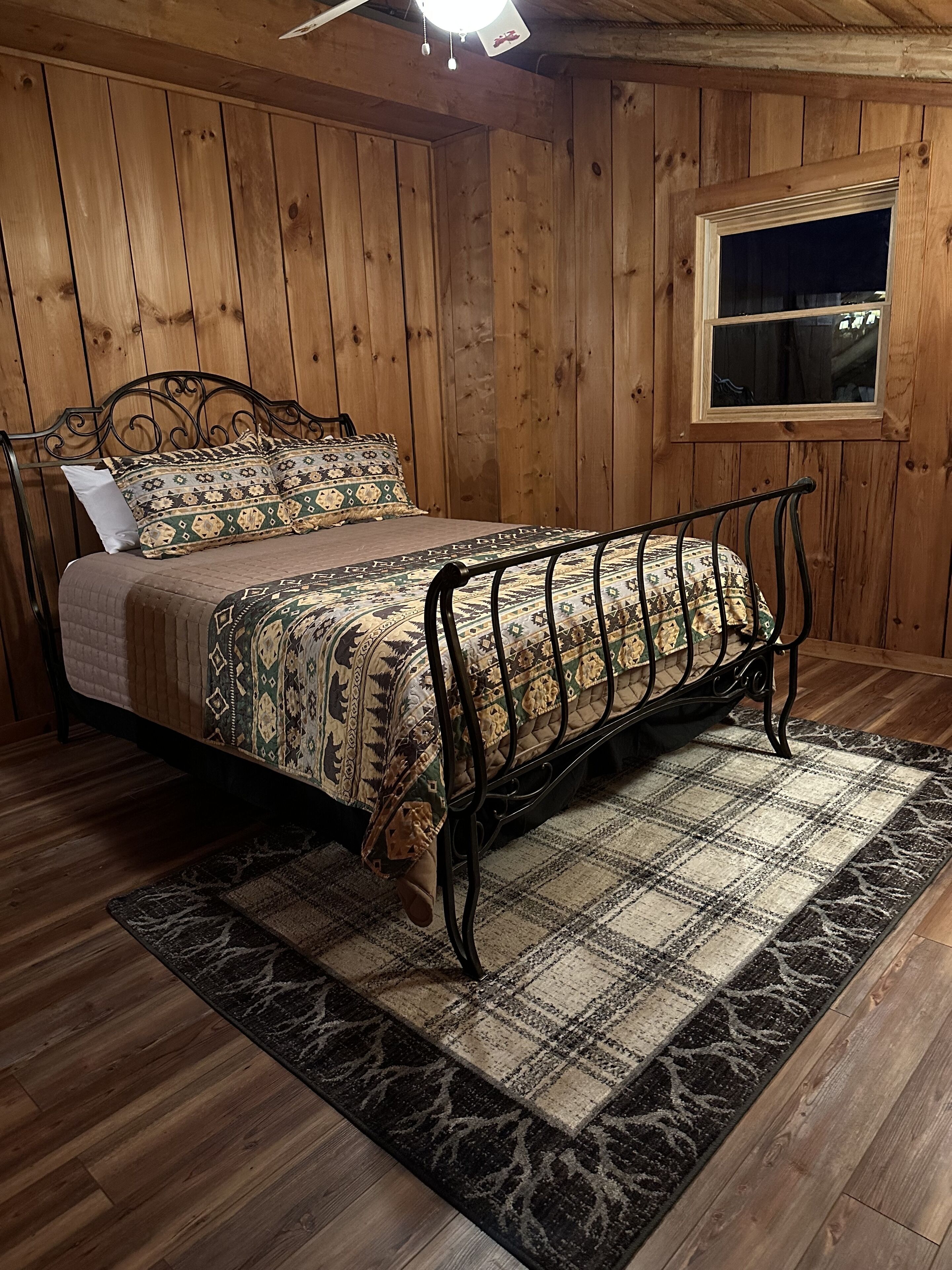 Rustic log cabin-Hot tub- breathtaking mountian views near Wolf Laurel