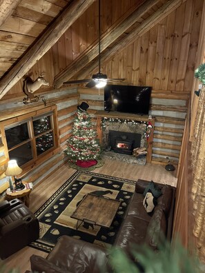 Smart TV, fireplace, books - Rustic log cabin~ HOT TUB~ Breathtaking mountian views near Hatley Point (Mars Hill)