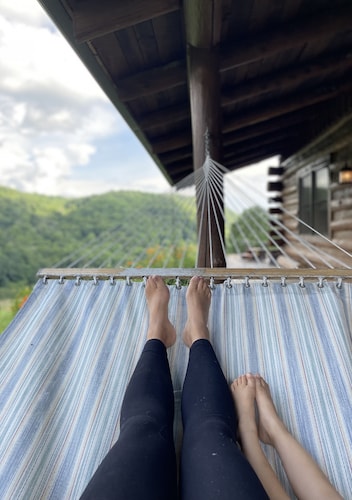 Rustic log cabin~ HOT TUB~ Breathtaking mountian views near Hatley Point 