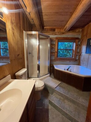 Bañera, bañera de hidromasaje, toallas y jabón