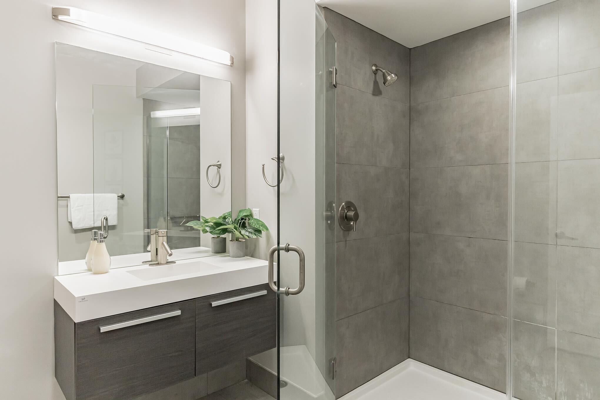 Frontdesk | 1 BR Apt in Downtown