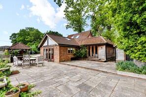 Outdoor dining - SLEEPS 10-14 - FIVE Bed Rural Oak Framed Home with 3 Studios (Chiddingfold)