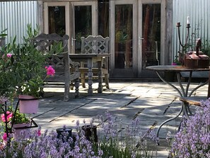 Outdoor dining - SLEEPS 10-14 - FIVE Bed Rural Oak Framed Home with 3 Studios (Chiddingfold)