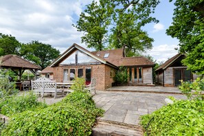 Exterior - SLEEPS 10-14 - FIVE Bed Rural Oak Framed Home with 3 Studios (Chiddingfold)