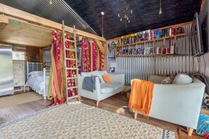 5 bedrooms, WiFi, bed sheets - SLEEPS 10-14 - FIVE Bed Rural Oak Framed Home with 3 Studios (Chiddingfold)