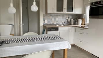 Geladeira, micro-ondas, fogão, cooktop