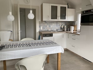 Køleskab, mikrobølgeovn, ovn, kogeplade