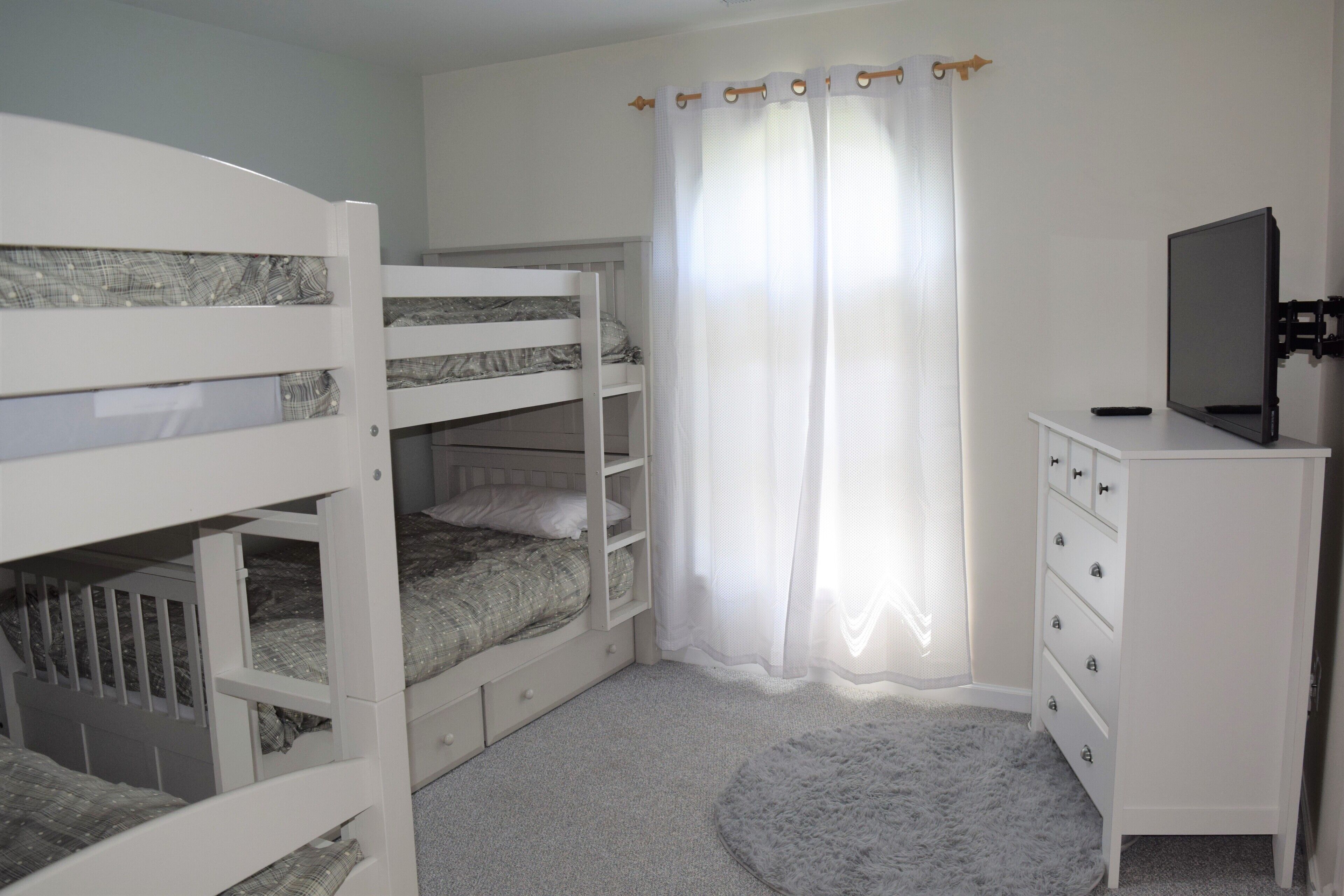 Bunk bed room with 2 sets of twin bunks