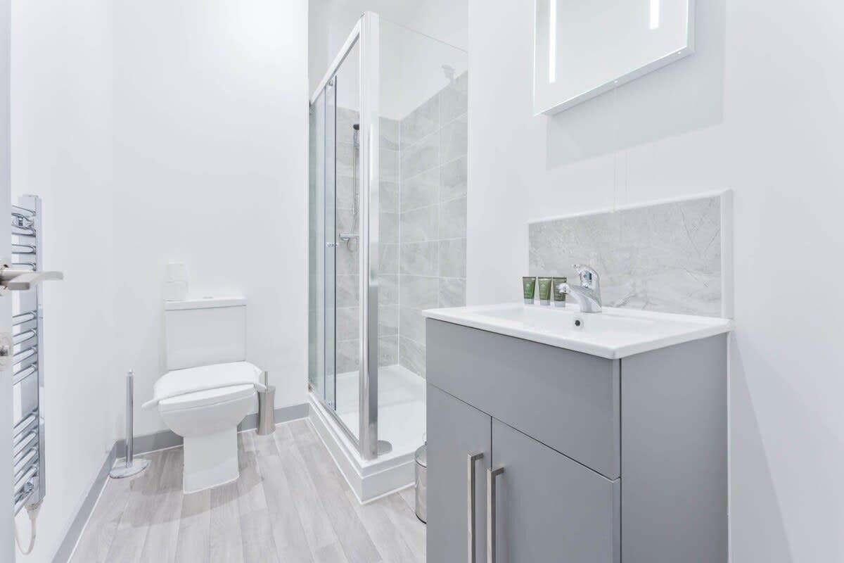 Shower, hair dryer, towels, shampoo