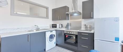 ثلاجة، ميكروويف، فرن، موقد طهي مسطح