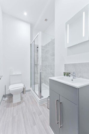 Shower, hair dryer, towels, shampoo