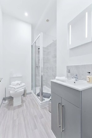 Shower, hair dryer, towels, shampoo - Modern 1-Bed Dudley Apartment | Free Wi-Fi (Dudley)