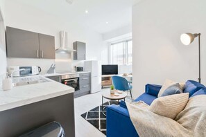 TV, offices - Modern 1-Bed Dudley Apartment | Free Wi-Fi (Dudley)