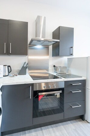 Coffee/tea maker, fridge, microwave, oven
