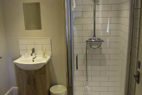Standaard tweepersoonskamer | Badkamer | Een bad/douchecombinatie, gratis toiletartikelen, handdoeken, zeep