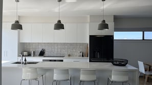 Fridge, microwave, oven, stovetop - Luxury on Bayview Wifi Linen included (Inverloch)