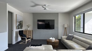 Smart TV, books - Luxury on Bayview Wifi Linen included (Inverloch)