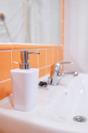 베이직 트윈룸, 싱글침대 2개 | 욕실 | 무료 세면용품, 헤어드라이어, 비데, 타월