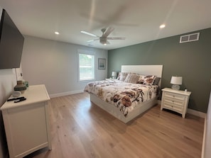 6 Schlafzimmer, Schreibtisch, Bügeleisen/Bügelbrett, Reisekinderbett