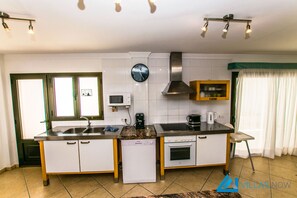 Een koelkast, een microgolfoven, een oven, een kookplaat