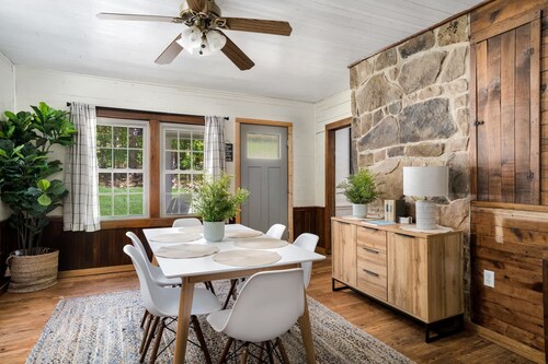 Woodland cabin w/hot tub & fire pit