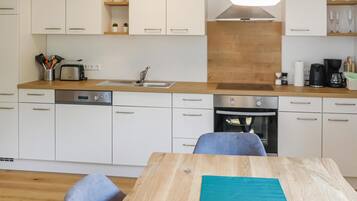 Rumah (Stunning home in Straden with 2 Bedro) | Dapur pribadi | Lemari es dan peralatan masak/sendok-piring