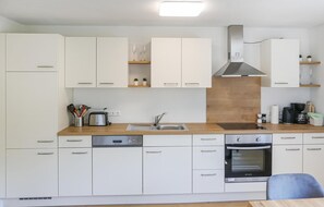 Casa (Stunning home in Straden with 2 Bedro) | Cocina privada | Refrigerador y utensilios de cocina 